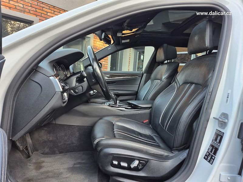 BMW Řada 5 (2017) 530d 195KW xDRIVE MSPORT Line - fotka 35 z 50