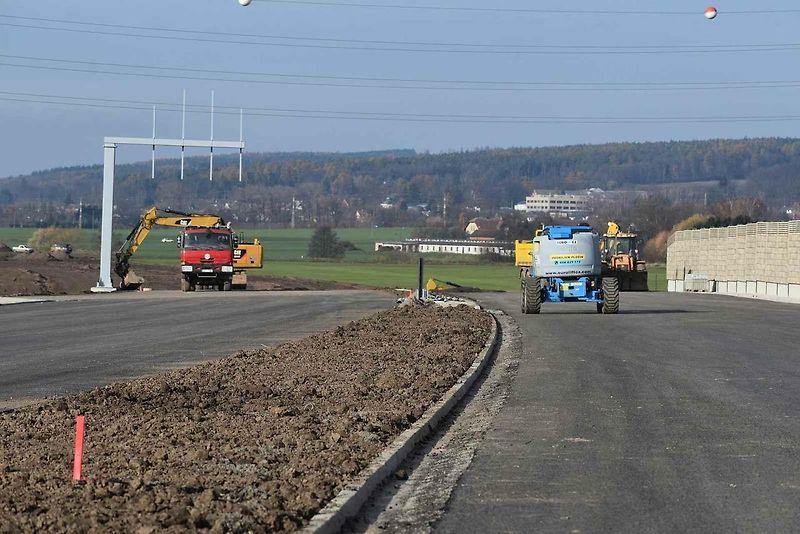 Křižovatka před Sadovou, tady bude konec otevřeného úseku od Hradce Králové.