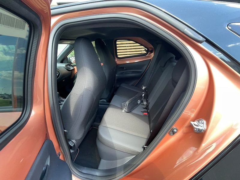 Toyota Aygo 1.5 Hybrid automat Executive - fotka 22 z 24