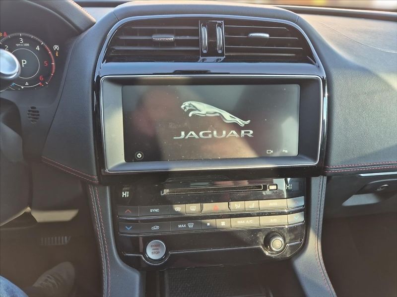 Jaguar F-Pace 3,0 30d AWD - fotka 9 z 20