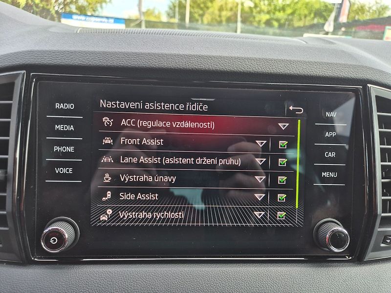 Škoda Karoq SportLine 1,5 TSI DSG, tažné, - fotka 28 z 35