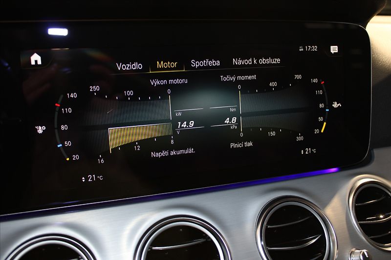 Mercedes-Benz Třídy E 300d 4MATIC DIS+ / 360° / NezT - fotka 19 z 27