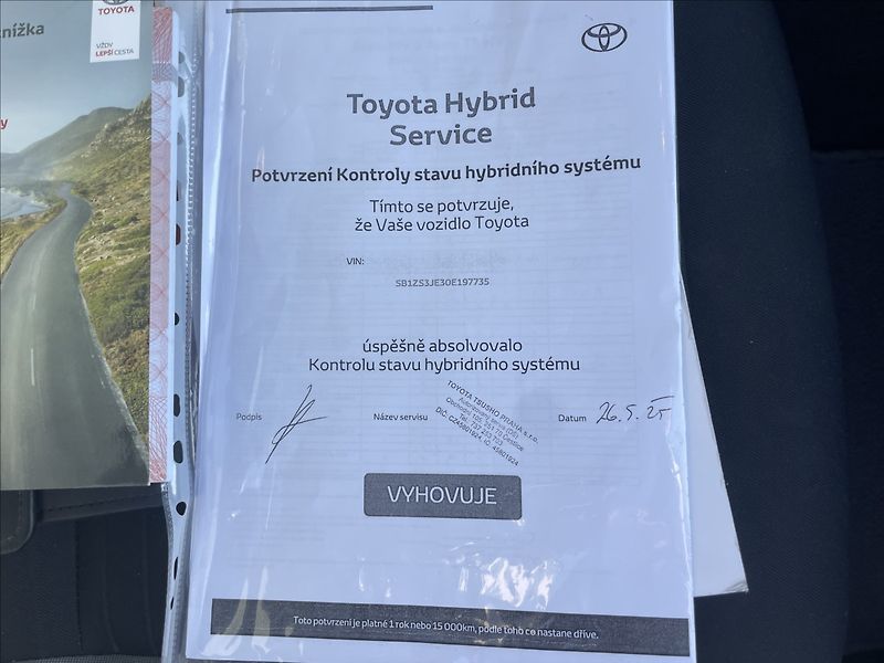 Toyota Auris 1,8 E-CVT Hybrid CZauto 1maj D - fotka 23 z 37