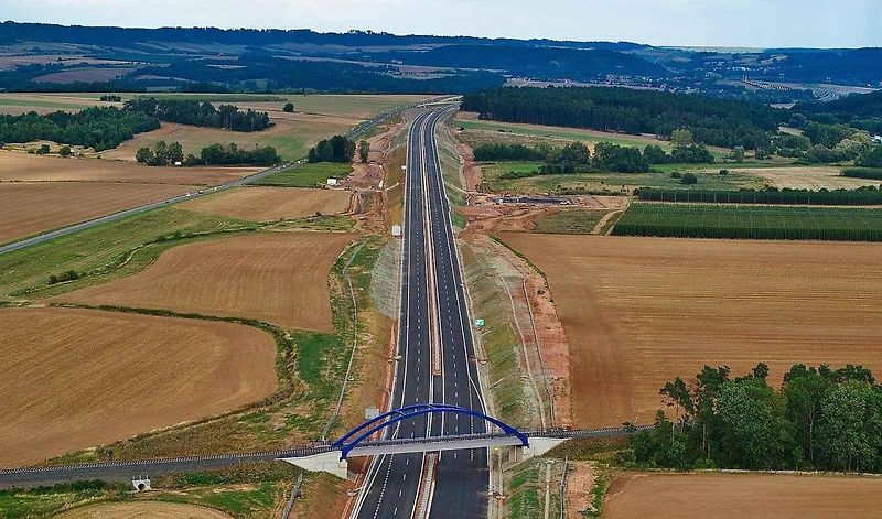 Některé části dálnice D6 u Hořesedel jsou téměř hotové.