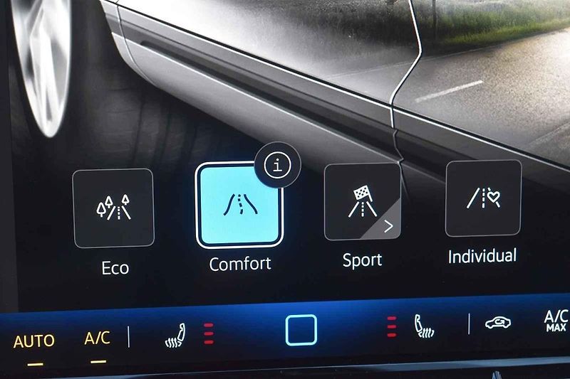 Volkswagen Golf GTI se cítí skvěle na méně frekventovaných silnicích.