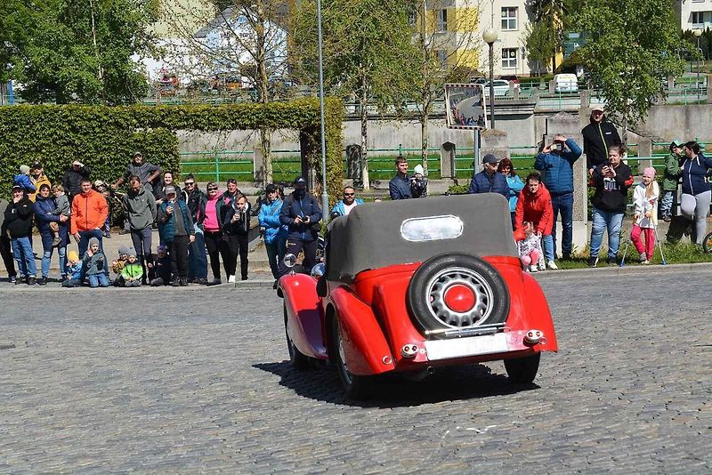Automobiloví a motocykloví veteráni se vydali v neděli na tradiční jízdu Ze zámku na hrad. Start byl na Horním náměstí v Přerově, kde si lidé užili bohatý program.