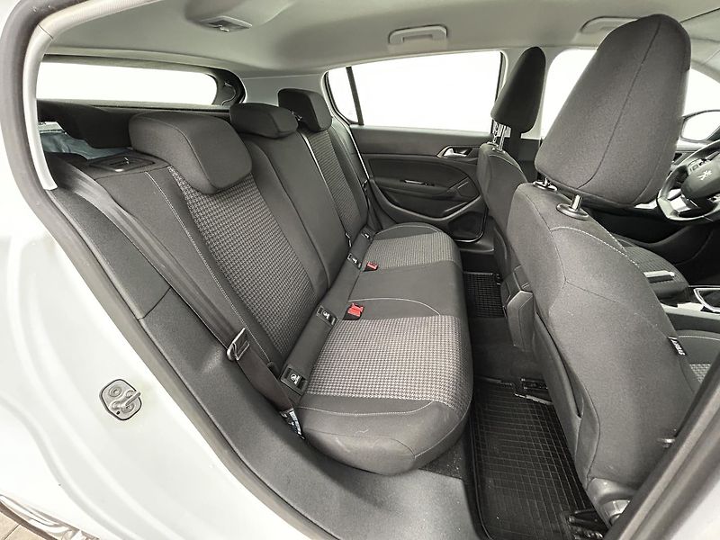 Peugeot 308 1.2 i . - fotka 13 z 21