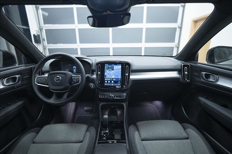 Volvo XC40 2,0 B3 NAVI KAMERA 360° TAŽNÉ - fotka 13 z 38