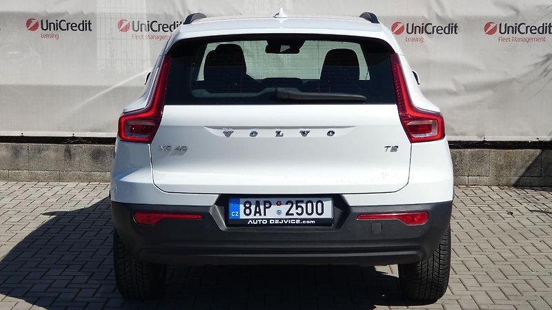 Volvo XC40 T2 FWD Momentum Core - fotka 4 z 21