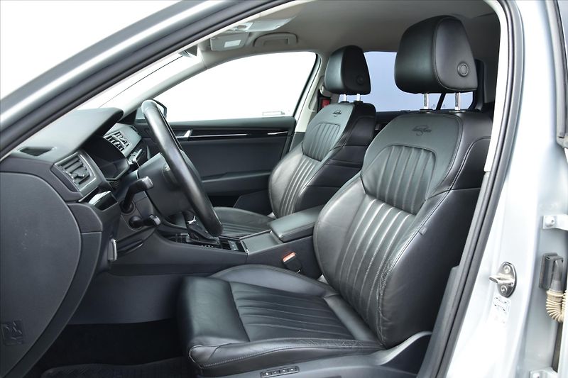 Škoda Superb 2.0 TDI 140kW 4x4 L&K DSG ČR - fotka 10 z 33