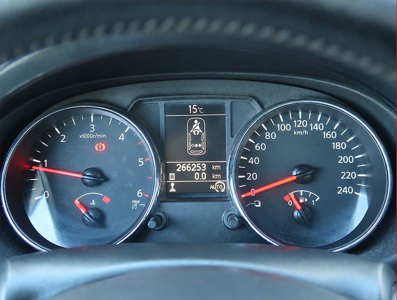 Nissan Qashqai (2012) Acenta 1.6 dCi, 4X4, 7 míst - fotka 11 z 22