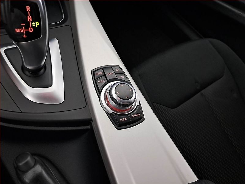 BMW Řada 3 (2017) 318 d, Automat, Navi, Tempomat - fotka 21 z 24