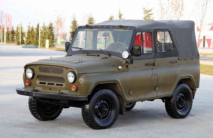 UAZ-469, vojenský terénní automobil, který získal pověst nezničitelného dříče.