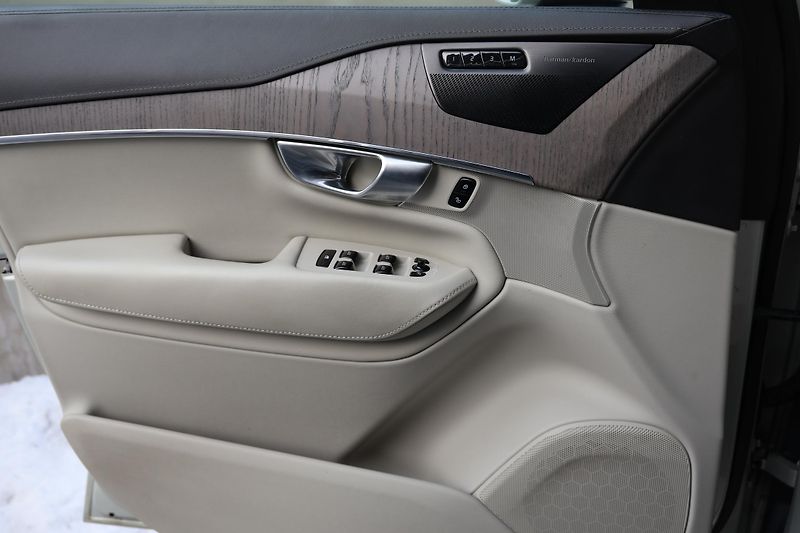 Volvo XC90 (2021) T8 AWD Plug-in Hybrid - fotka 23 z 25