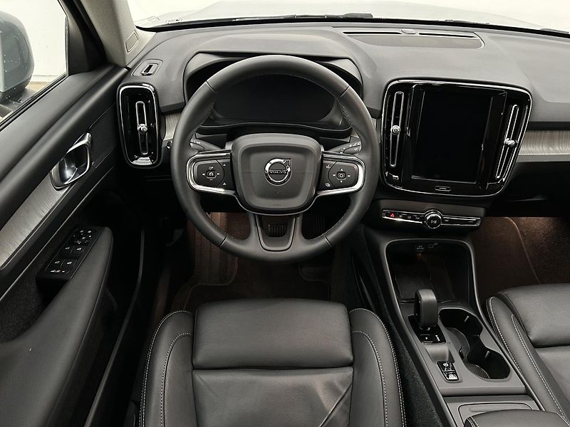 Volvo XC40 2.0 B3 ESSENTIAL - fotka 19 z 30