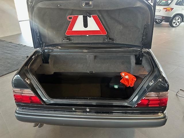 Mercedes-Benz 124 (1995) E320 24V kabriolet - fotka 28 z 28