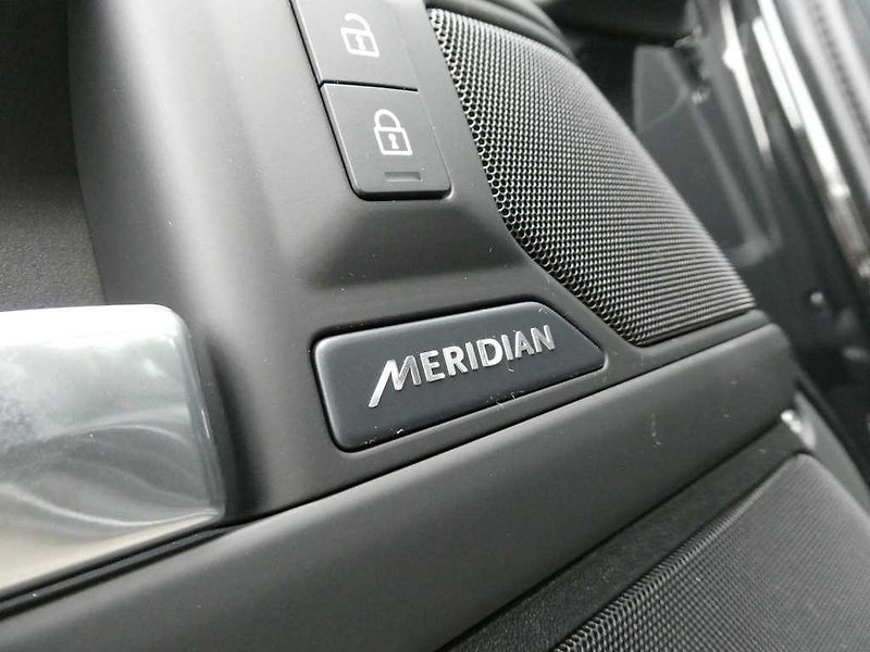Land Rover Defender 110 3,0 X-Dynamic SE D250 - fotka 13 z 37