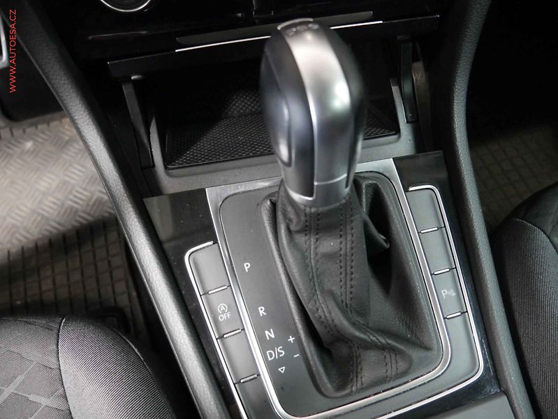 Volkswagen Golf (2019) 2.0TDi, DSG - fotka 20 z 20