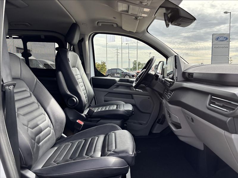 Ford Tourneo Custom 2,0 EcoBlue 125kW Titanium L1 - fotka 23 z 54