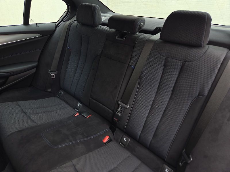BMW Řada 5 (2018) 530d xDrive M Sport - fotka 12 z 16