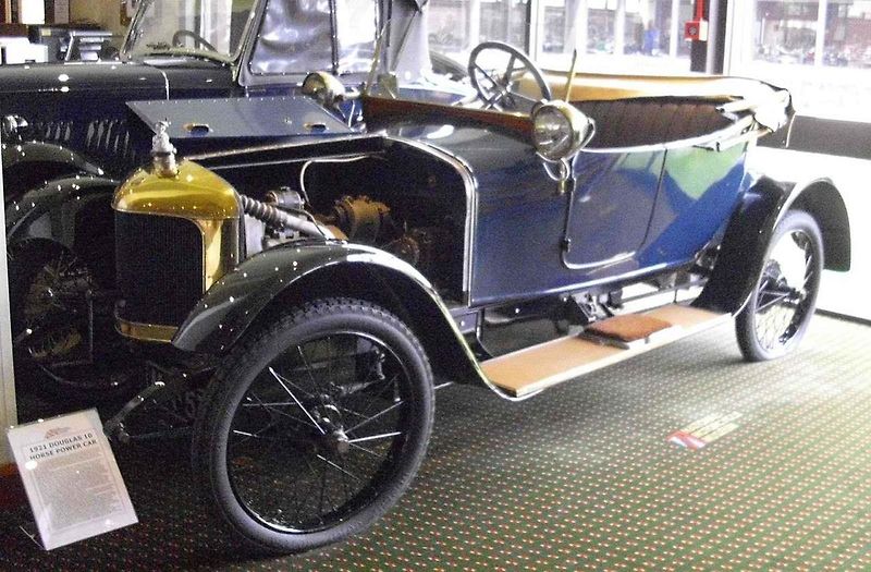 Motocykl Douglas W z roku 1917 byl k vidění na letošním, již 8. srazu historických vozidel v Litvínově na Loučkách.