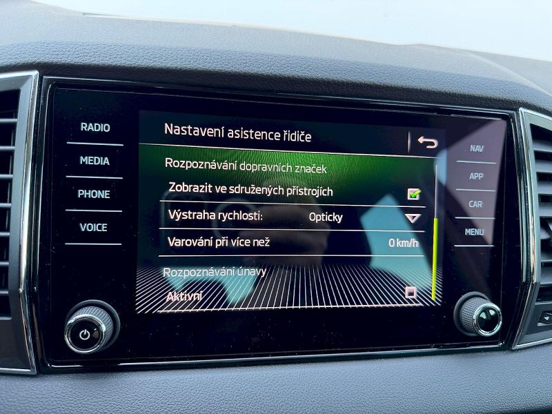 Škoda Karoq (2020) 1.5 TSI 110kW Drive 125 Let - fotka 17 z 35