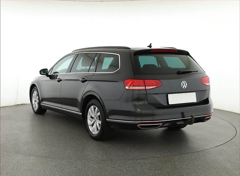Volkswagen Passat (2019) Business 2.0 TDI, Automat - fotka 4 z 20