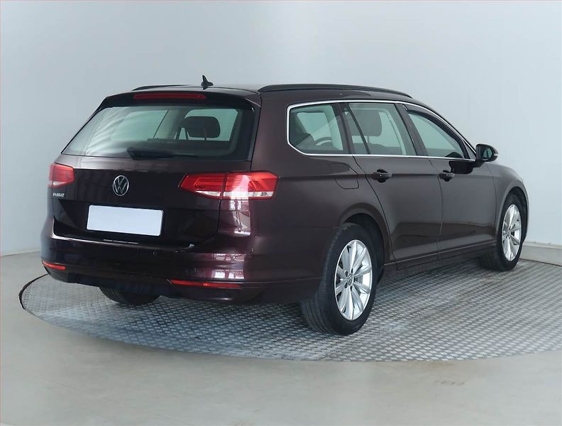 Volkswagen Passat (2018) Comfortline 2.0 TDI, Automat - fotka 5 z 20