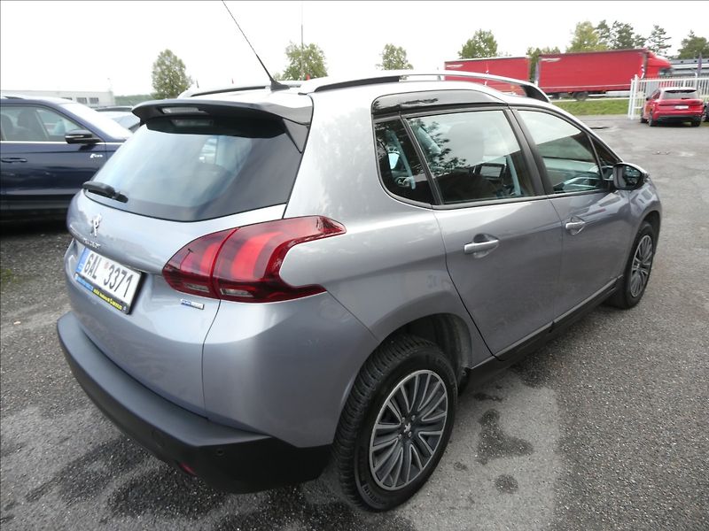 Peugeot 2008 1,2 PureTech 81kW AUTOMAT, ČR - fotka 9 z 38