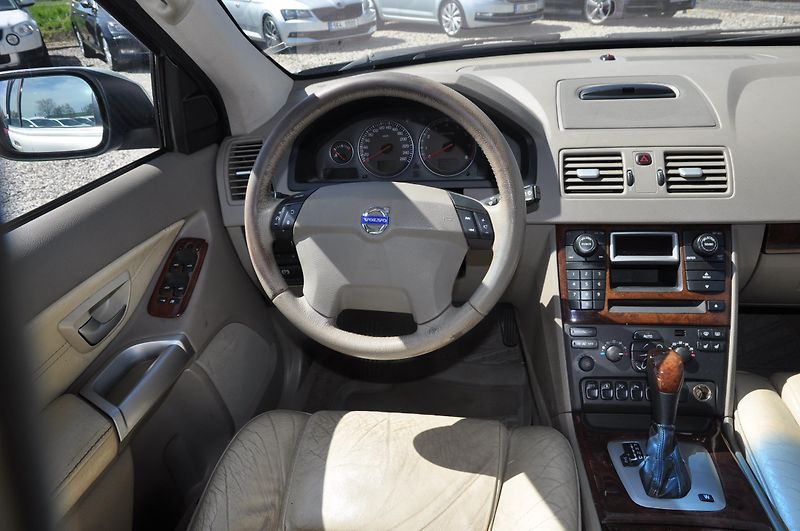 Volvo XC90 4.4i V8 232kW 4x4 A/T - fotka 5 z 19