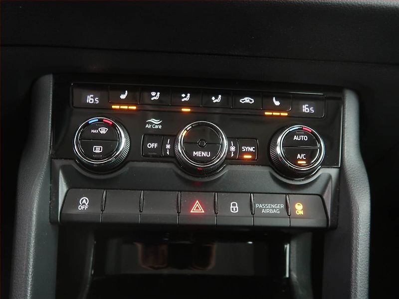 Škoda Karoq (2020) 1.6 TDI, Navi, Tempomat - fotka 16 z 20