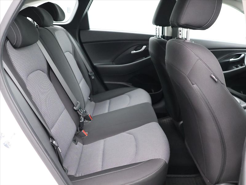 Hyundai i30 1,5 i Comfort Family CZ 2.Maj - fotka 12 z 31