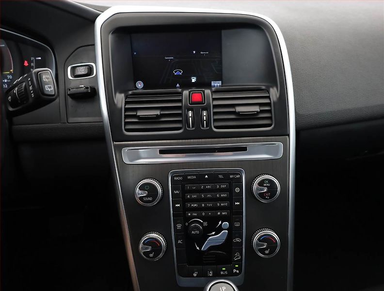 Volvo XC60 (2015) D5, 4X4, Automat, Serv.kniha - fotka 10 z 20