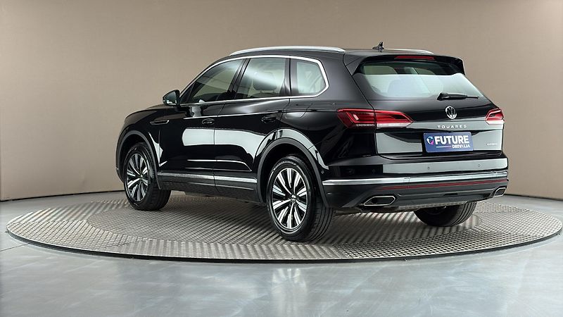 Volkswagen Touareg 3.0 TSI PHEV Tiptronic Eleganc - fotka 2 z 33
