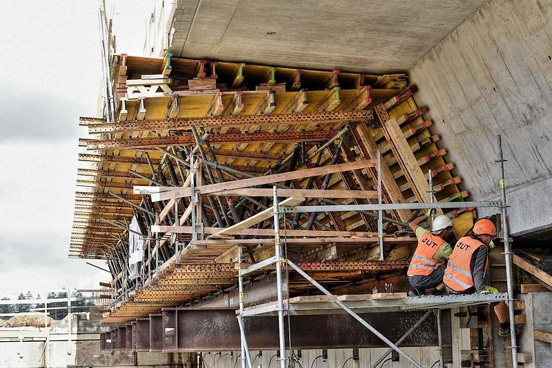 Začal výsuv mostní konstrukce dálniční estakády před silnici I/35 u Opatovce na Svitavsku.