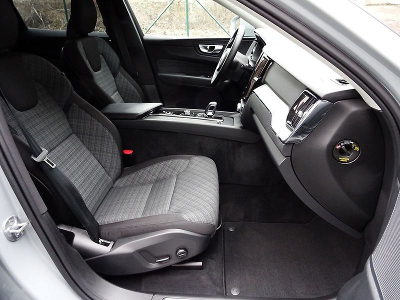 Volvo XC60 B4 145kW AWD LED Mild-Hybrid - fotka 23 z 33
