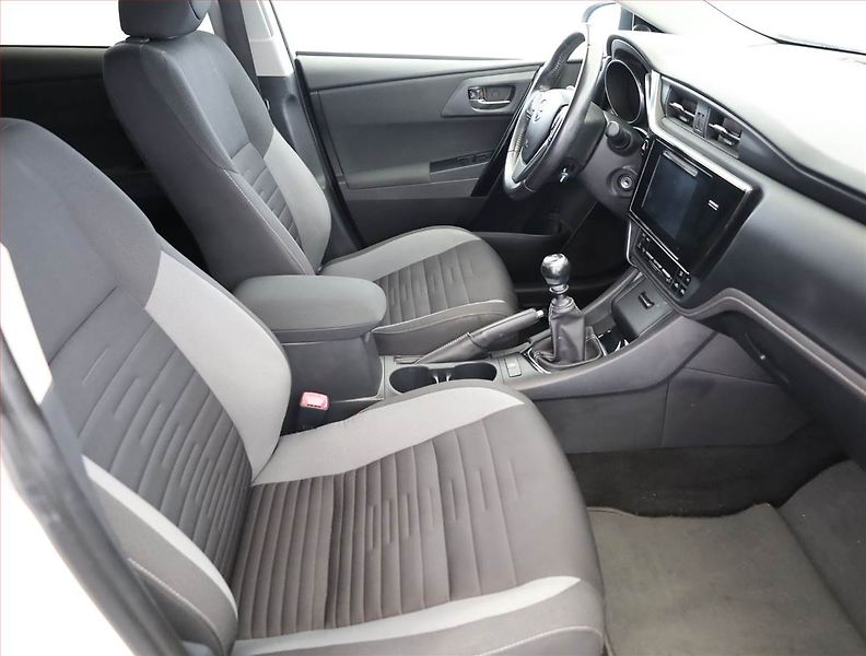 Toyota Auris (2015) 1.6 Valvematic, ČR,1.maj - fotka 7 z 18