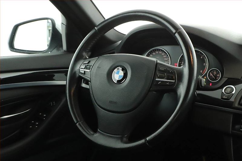 BMW Řada 5 (2014) 520d, Automat, Kůže, Tempomat - fotka 8 z 20