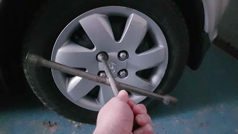 Někteří řidiči si mění pneumatiky na autě sami.
