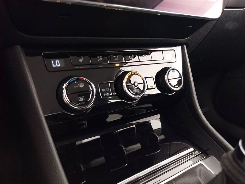 Škoda Superb (2017) Ambition 1.6 TDI, Navi, Xenony - fotka 17 z 23