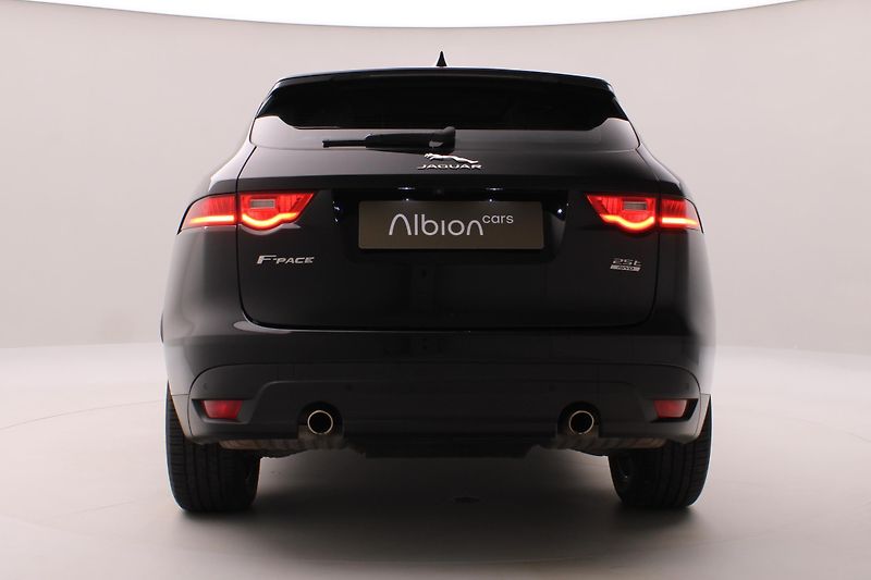 Jaguar F-Pace 25t AWD AUT  - fotka 11 z 38
