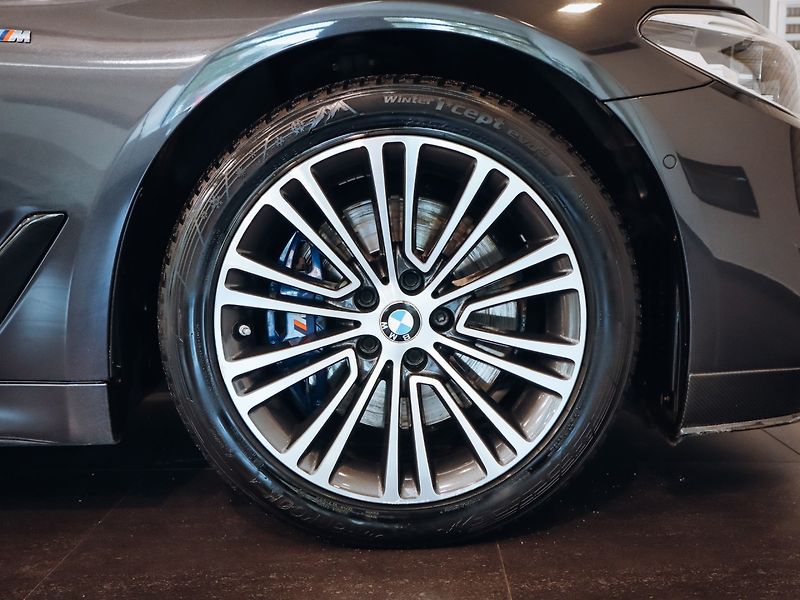 BMW Řada 5 530d xDrive M-paket 195 kW - fotka 28 z 28