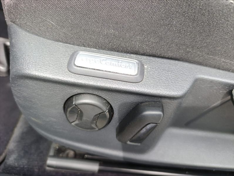 Volkswagen Passat 1,6 TDi Aut.klima Navi Kamera - fotka 33 z 34