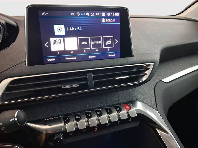 Peugeot 3008 (2017) 1.2 PureTech, Kůže, Navi - fotka 12 z 21