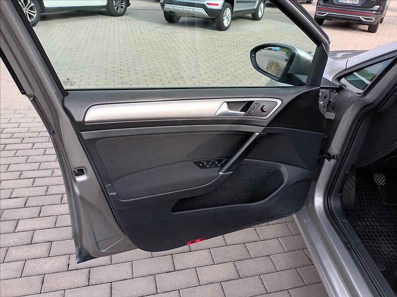 Volkswagen Golf 1,6 TDI,81KW,4X4,NAVI,SERVISKA - fotka 17 z 49