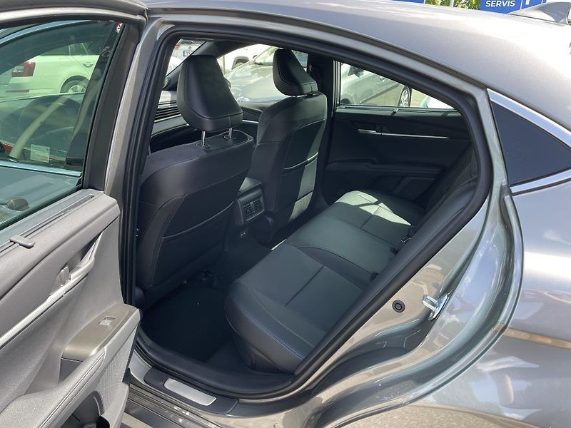 Toyota Camry 2.5 Hybrid Executive - fotka 13 z 29