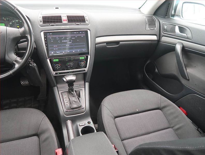 Škoda Octavia (2007) Ambiente 2.0 TDI, Automat - fotka 8 z 14