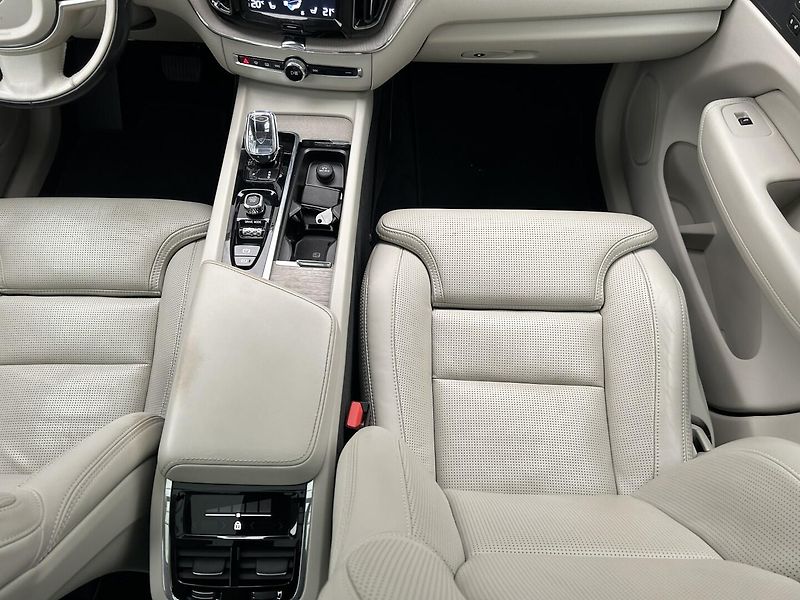 Volvo XC60 2.0 B5 4x4 Inscription - fotka 16 z 38