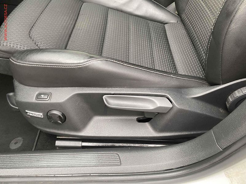 Volkswagen Golf (2014) 1.4 TGi, ČR, Highline, DSG - fotka 14 z 16