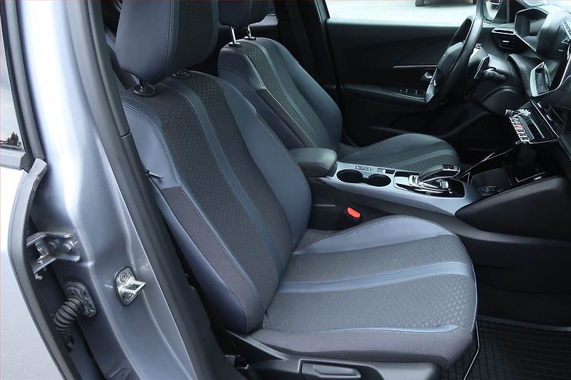 Peugeot 2008 (2020) Allure 1.2 PureTech, Automat - fotka 9 z 25